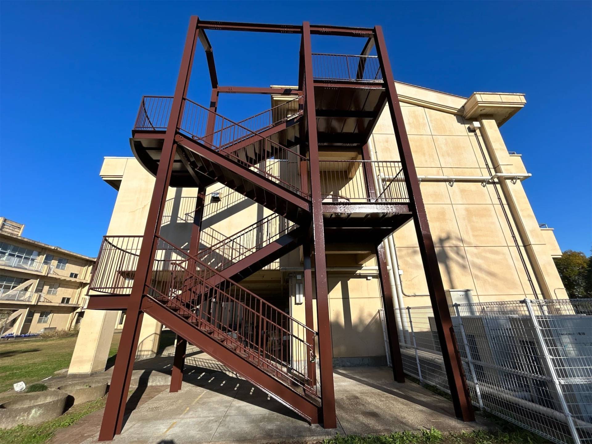 妻里小学校屋外階段塗装改修工事／水戸市