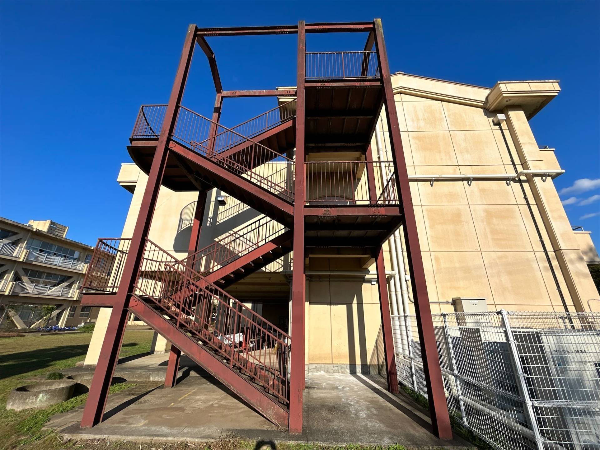 妻里小学校屋外階段塗装改修工事／水戸市