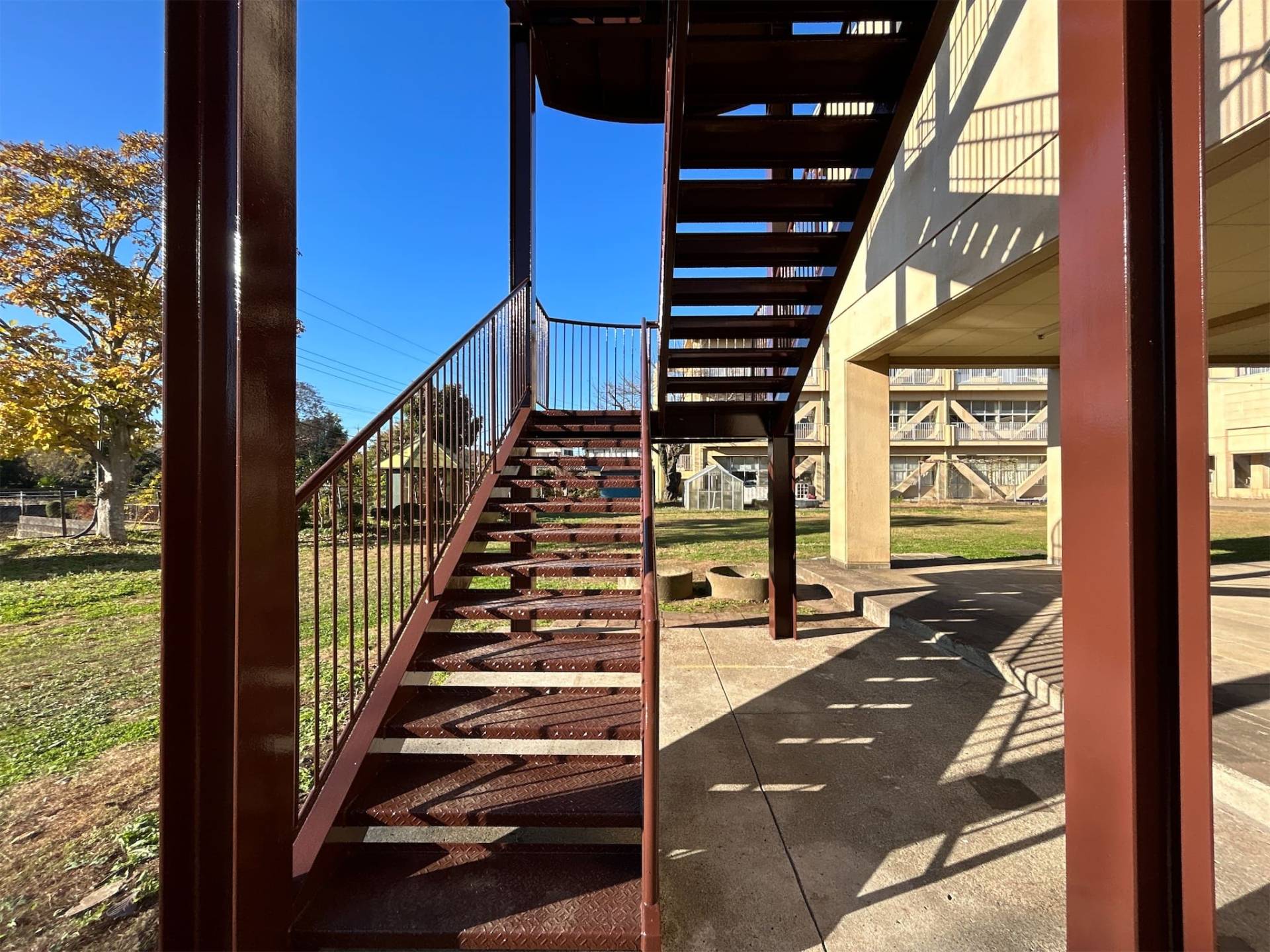 妻里小学校屋外階段塗装改修工事／水戸市