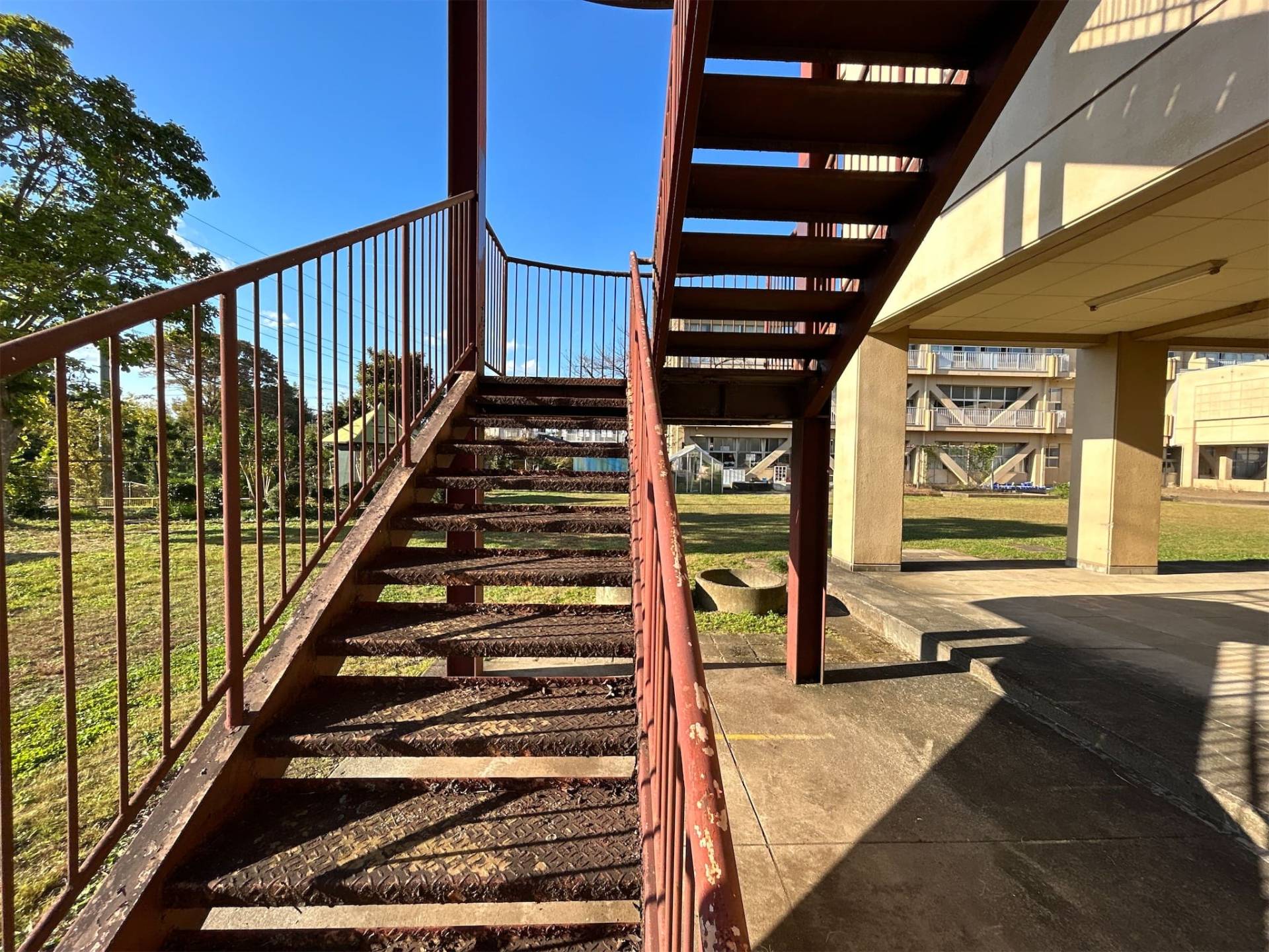 妻里小学校屋外階段塗装改修工事／水戸市