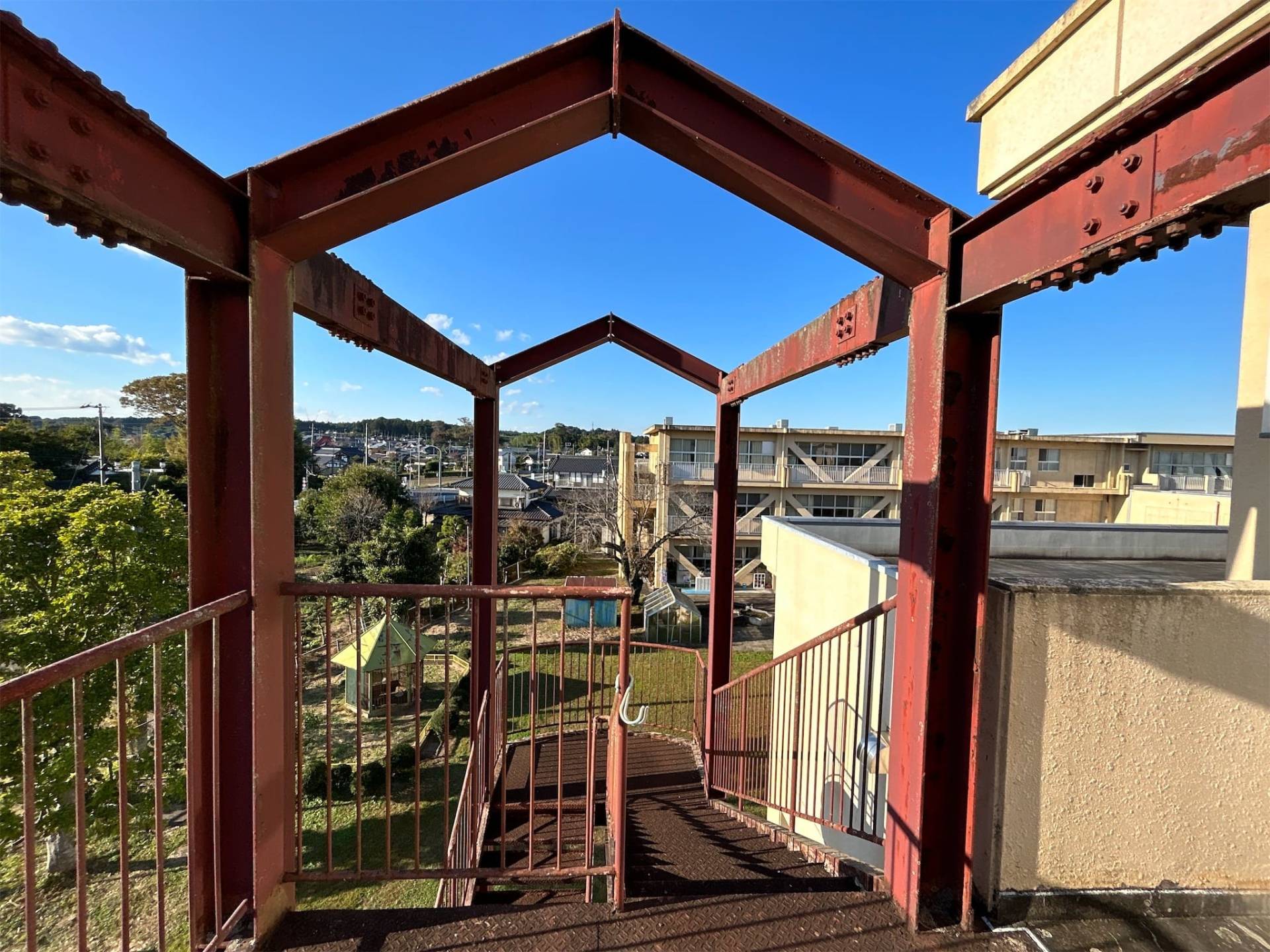 妻里小学校屋外階段塗装改修工事／水戸市